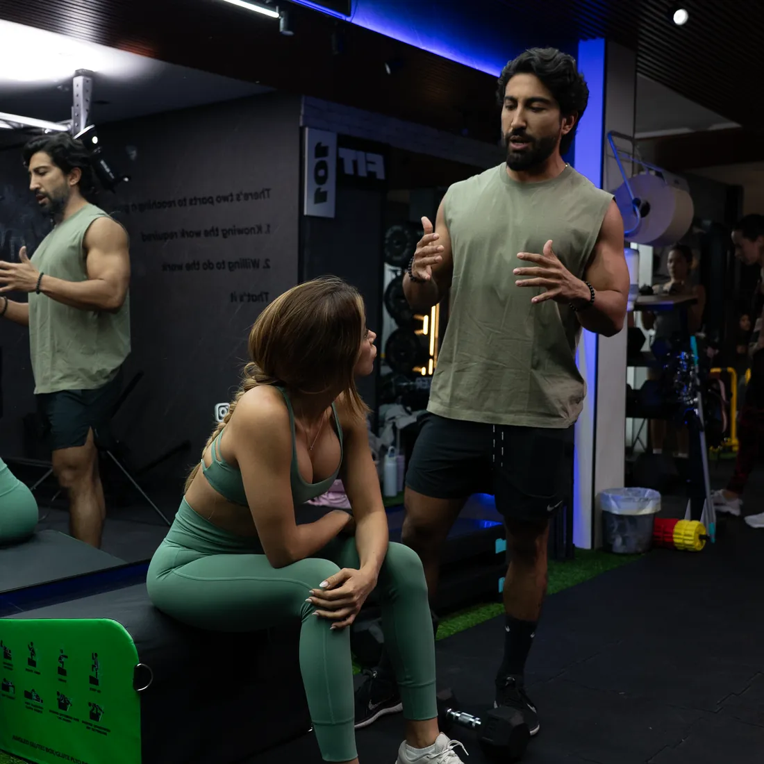 Dr. Mario Santos guiando a una paciente en el gimnasio