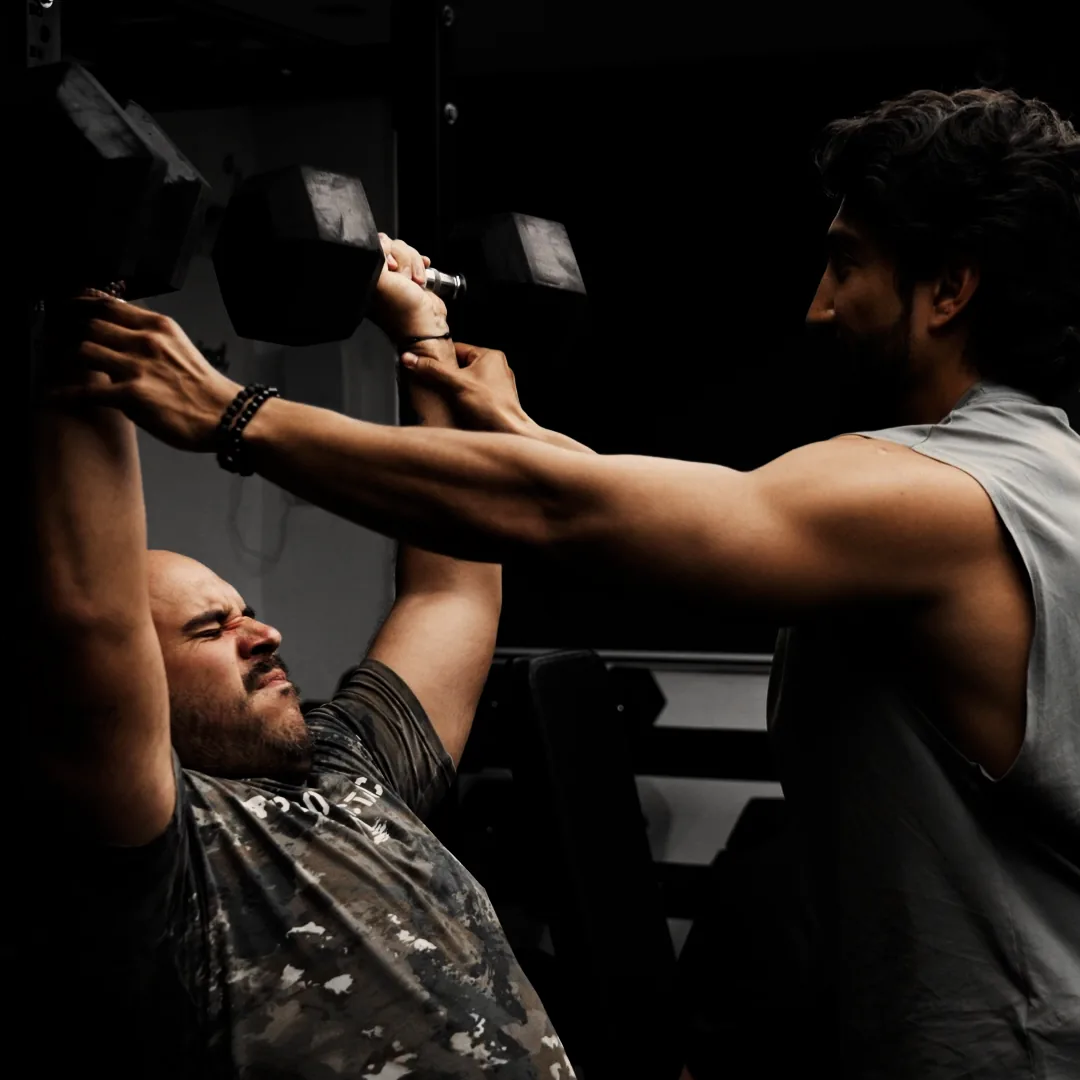 Dr. Mario Santos guiando un entrenamiento de fuerza